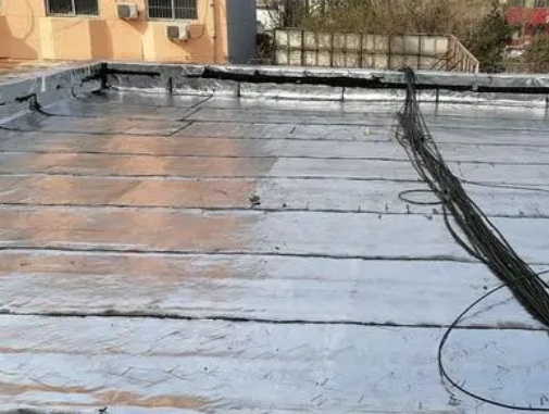 北仑卫生间漏水维修公司分享下北仑屋面楼顶防水刚性防水层施工要点。